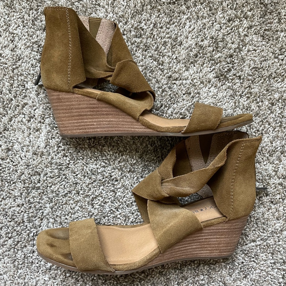 Lucky Brand women’s olive suede platform sandals